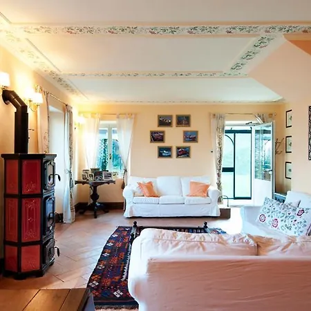 Sleeps 8 Pool Air Con